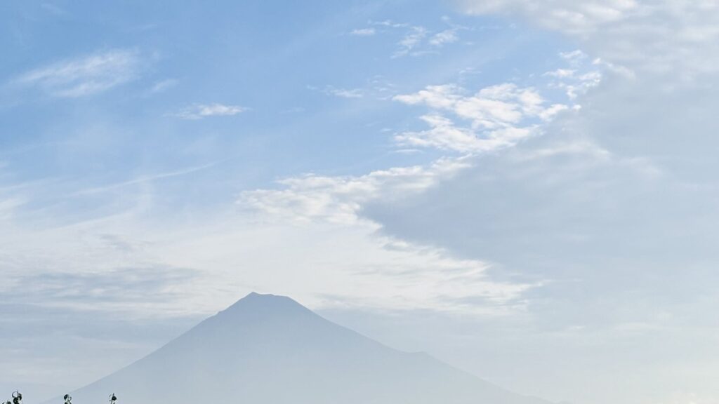 朝の空に浮かぶ富士山