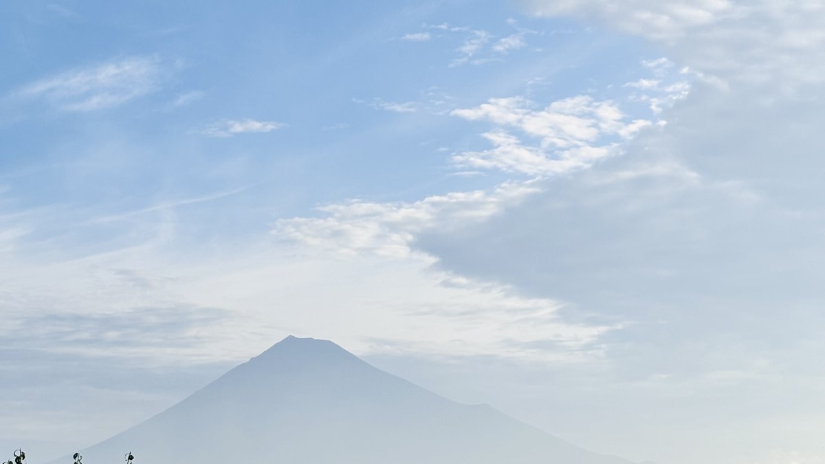朝の空に浮かぶ富士山